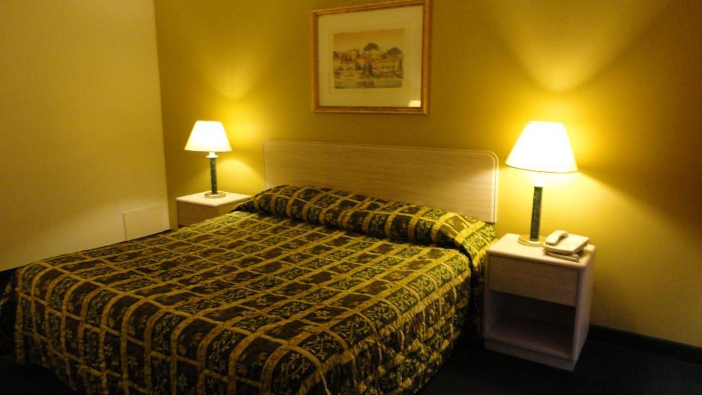 Imperial 400 Motor Inn Needles Room photo